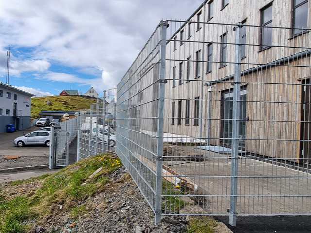 Stærkt og elegant stålgitterhegn på Færøerne