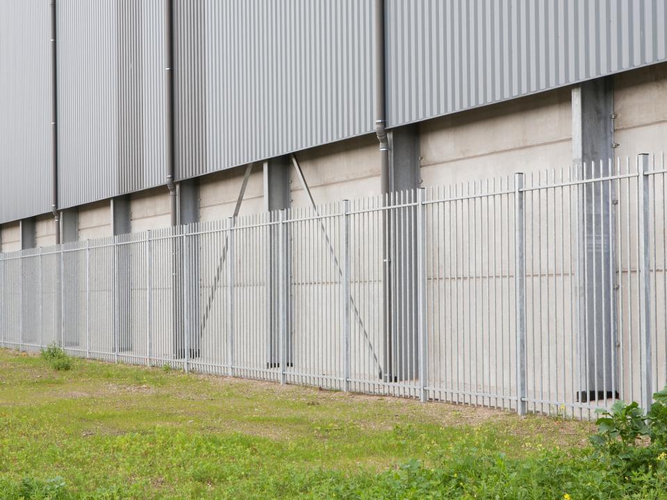 Balusterhegn ved virksomhed