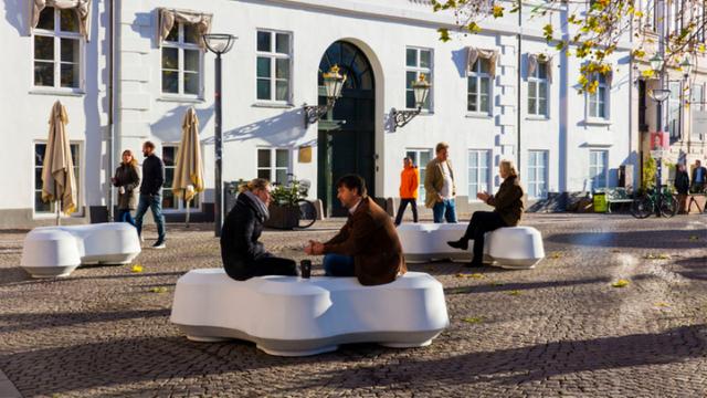 Multifunktionel betonbarriere og bænk